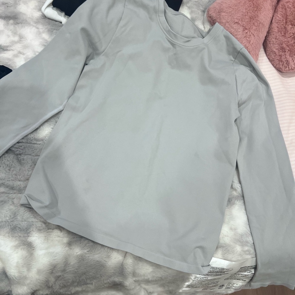 (3) Women's Light Gray Long-Sleeve Crewneck Top - Casual Essential